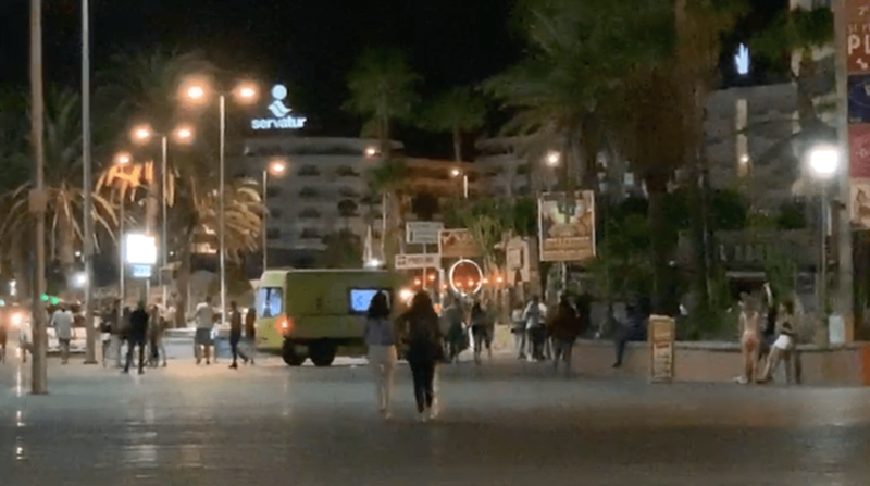 Una ambulancia del SUC en la zona en la que ocurrió la agresión (Foto TA)